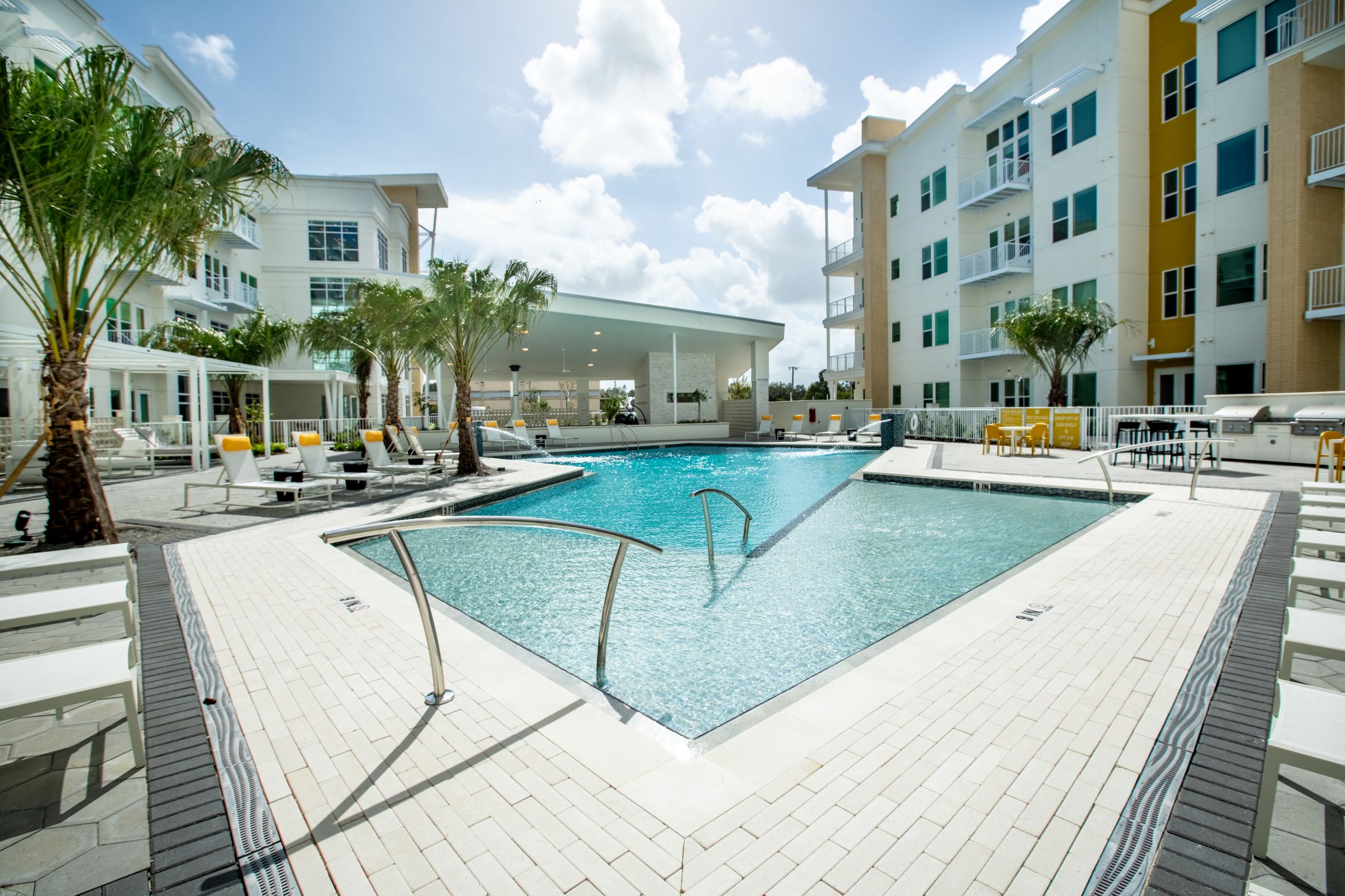 Swimming Pool and Cabanas Cirrus Apartments